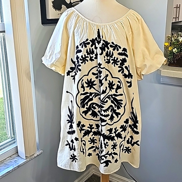 Free People Dresses & Skirts - FREE PEOPLE, Bohemian style mini dress. Black enbroidery. 2 big pockets. XL